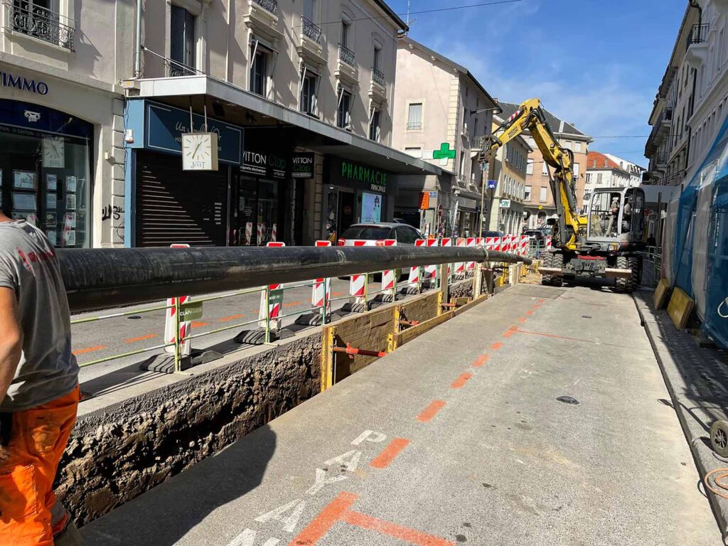 Travaux de VRD en Haute-Savoie avec pose de réseaux enterrés en centre-ville